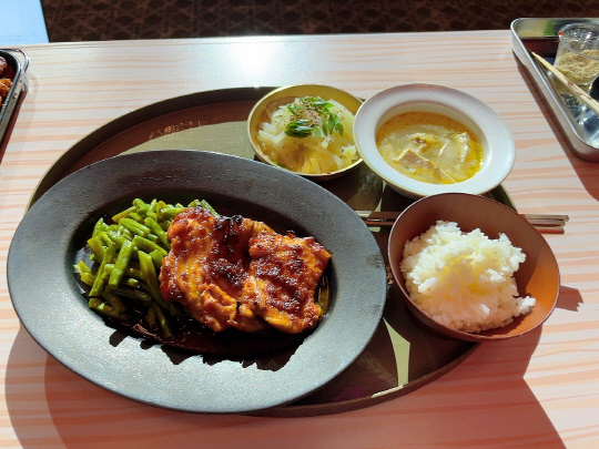 '장사천재 조사장' 조서형 셰프가 '닌자 콤비 올인원 멀티 쿠커'로 요리한 들깨뭇국과 매콤한 양념닭고기구이. 장우진 기자